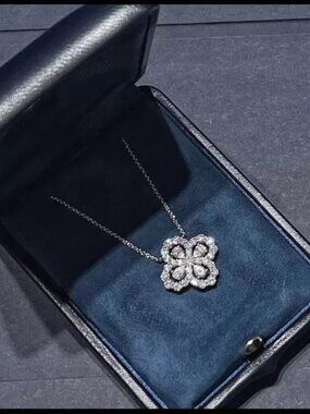 Harry Winston Silver Necklace with White Gemstone